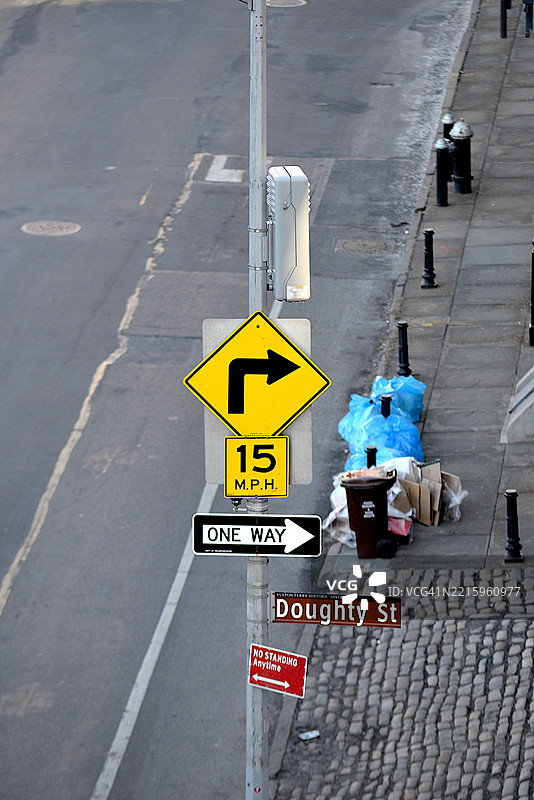 限速15英里每小时和单行道标志图片素材