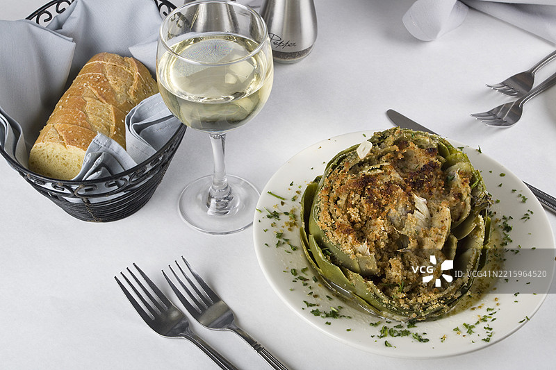 填料朝鲜蓟、白葡萄酒和面包图片素材