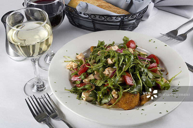 米兰风味小牛肉配红白葡萄酒图片素材