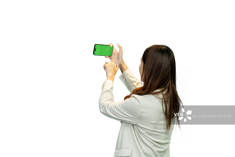 专业女性使用智能手机，背景为绿色屏幕图片素材