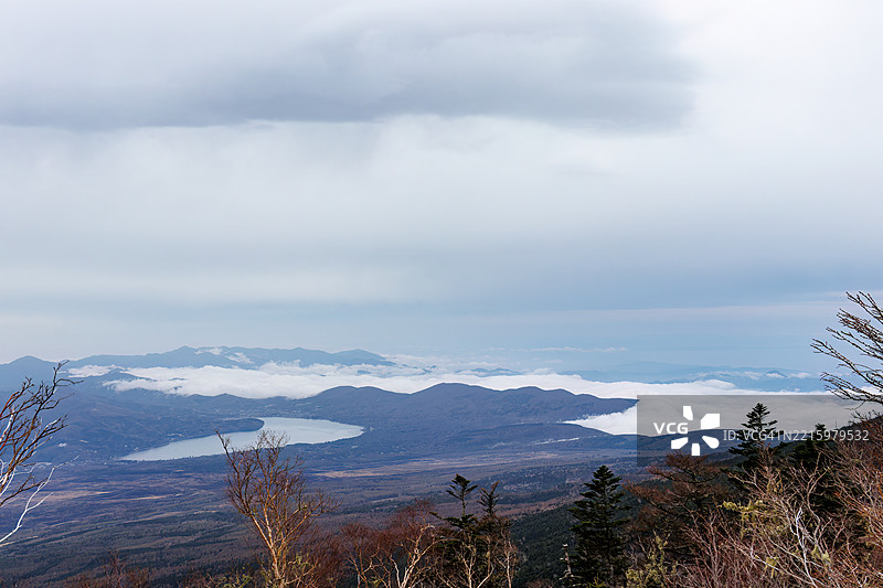 从富士山第五站（2305米）看到的云海和山中湖。图片素材