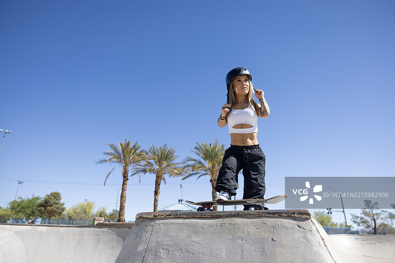 小人滑板图片素材