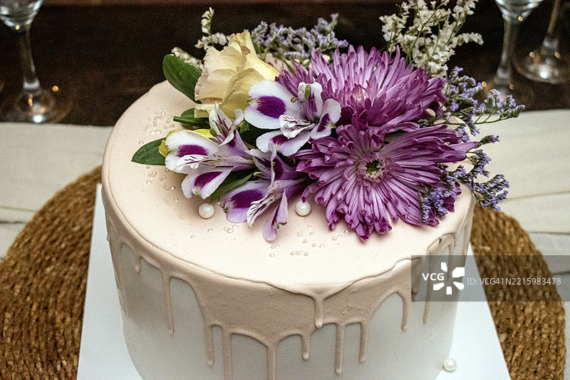 带有花卉装饰的生日蛋糕图片素材