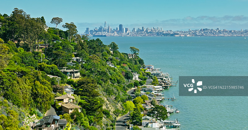 无人机视角下的贝尔维德岛，马林县，加州，背景为旧金山的市区图片素材