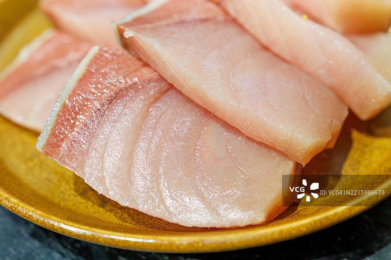 冬季肥美的黄尾鱼刺身。富山立山的清酒。图片素材