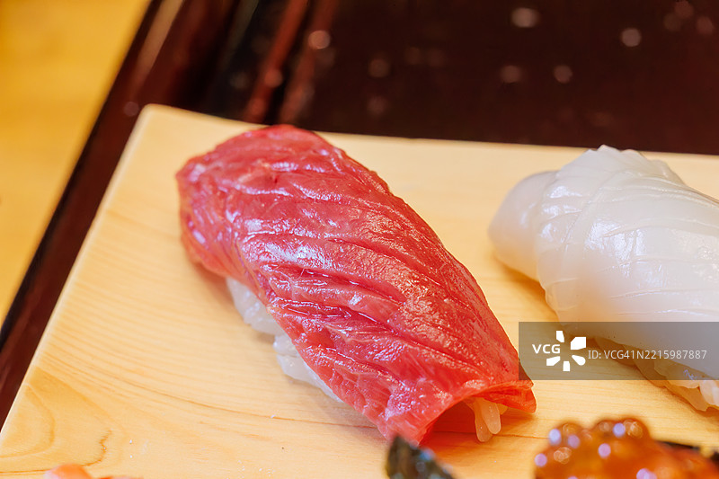 中等肥度的金枪鱼寿司。图片素材