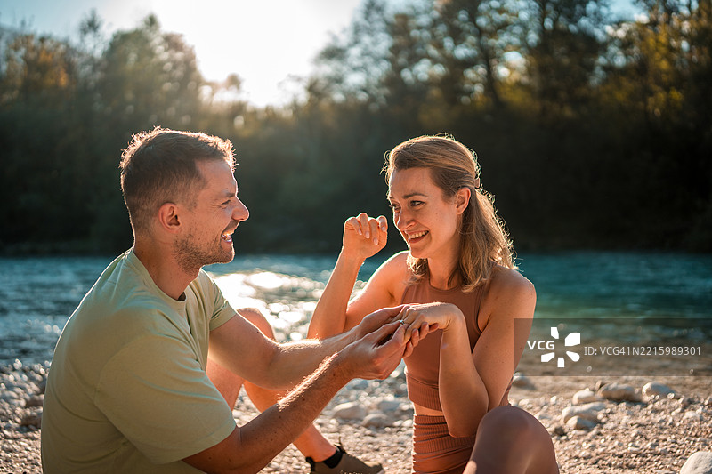 白人男性在河岸求婚图片素材