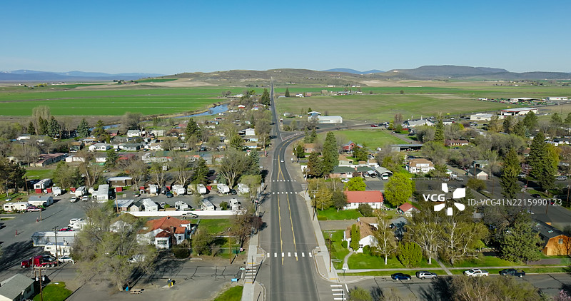 在俄勒冈州梅里尔的39号公路上行驶的汽车 - 航拍图图片素材