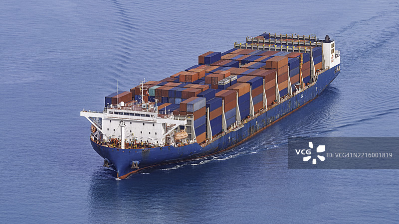 蓝色海洋中的集装箱货船鸟瞰图。图片素材