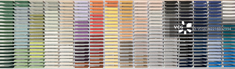 一排不同颜色的样品板。图片素材