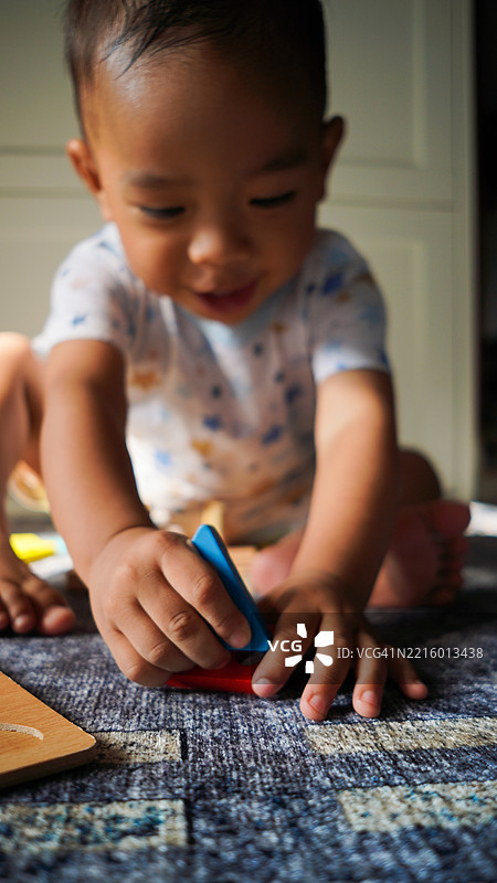 幼儿在玩教育玩具图片素材