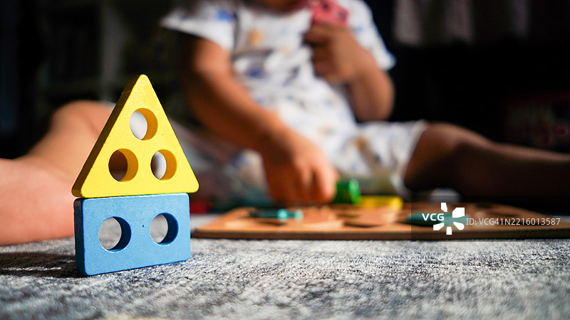 幼儿在玩教育玩具图片素材