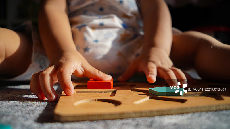 幼儿在玩教育玩具图片素材