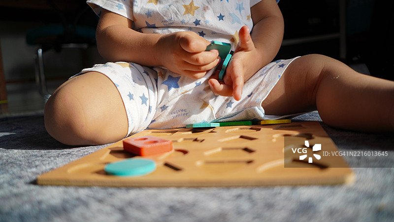 幼儿在玩教育玩具图片素材