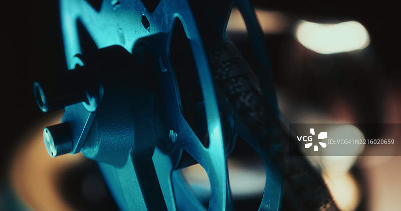 一个胶卷在模拟剪辑台上旋转，周围被电影灯光照亮。图片素材