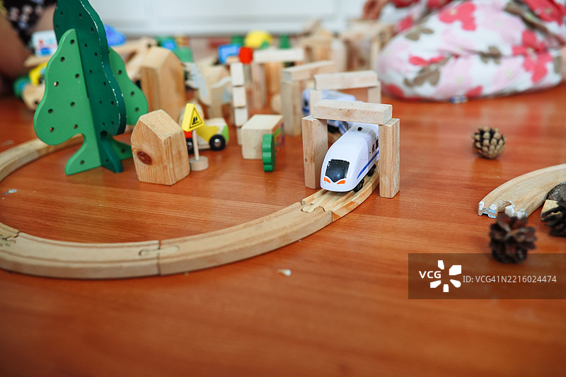 木制火车和建筑玩具，温馨的地面游戏。图片素材