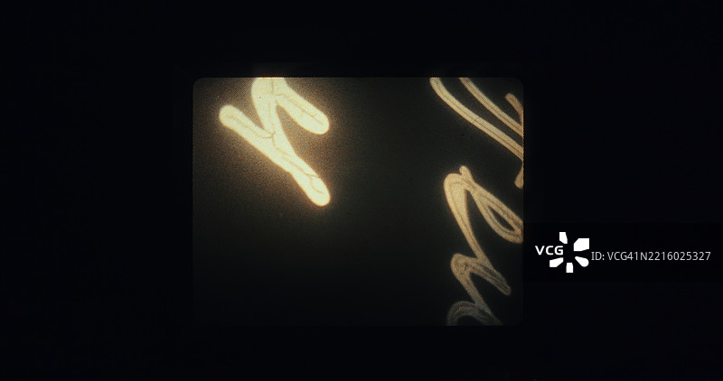 在模拟后台编辑过程中投影的16毫米胶卷的抽象框架。图片素材