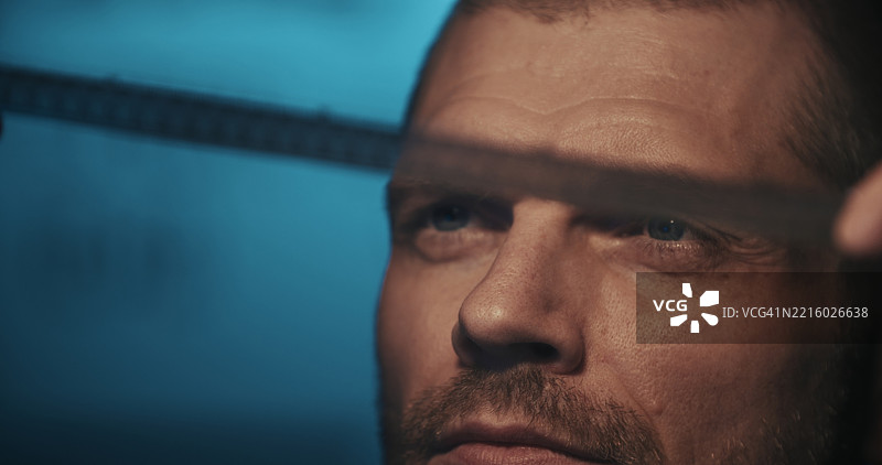 一位导演在宁静的后台剪辑时刻检查一卷16毫米胶卷。图片素材