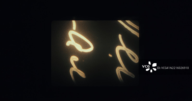 通过模拟蒙太奇桌在16毫米胶卷上投影抽象手写文字的后台。图片素材