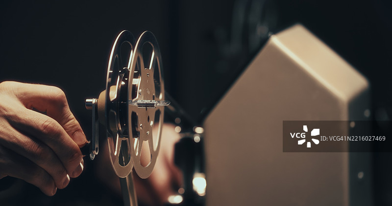 模拟16毫米剪辑台的后台设置，正在手动调整胶卷。图片素材