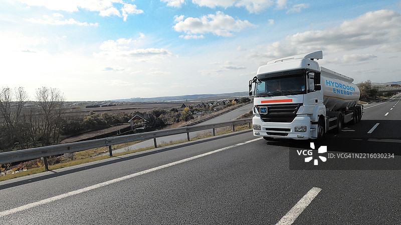 运输液氢的卡车在路上行驶图片素材