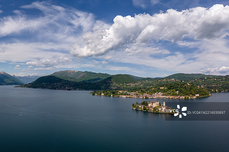 从上方俯瞰奥尔塔湖和圣朱利奥岛图片素材