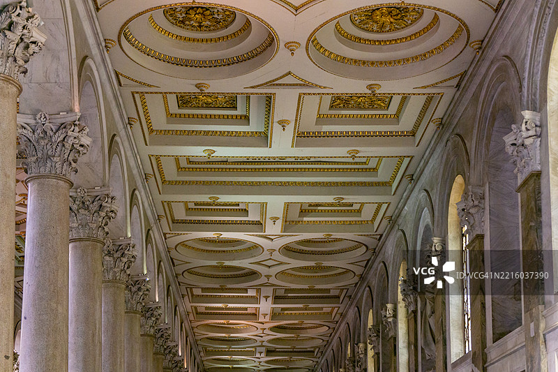 宏伟的历史室内，华丽的天花板，庄重的柱子，以及古典优雅，提升了历史与艺术的宏大文化空间中建筑杰作的永恒之美。图片素材