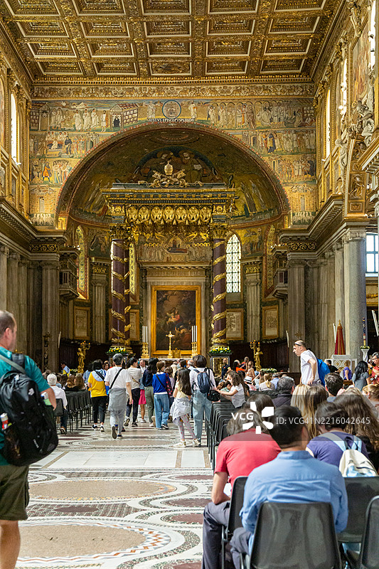 圣玛丽亚大教堂，宏伟的教堂内部：令人惊叹的壁画、金色装饰、马赛克地板和宏伟建筑的展示，这是一个历史与艺术交汇、信仰永恒的崇敬礼拜场所。图片素材