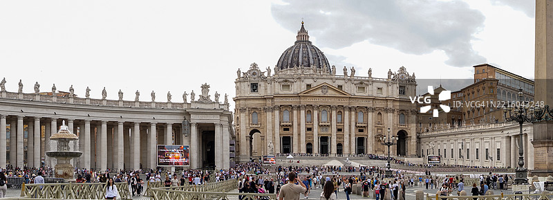 圣彼得广场的永恒之美：宏伟的圣彼得大教堂、标志性的圆顶、热闹的人群、历史悠久的柱廊，以及流淌的喷泉，位于梵蒂冈信仰与文化的中心。图片素材