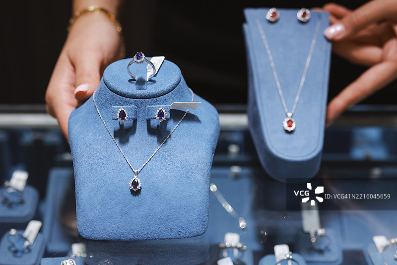 女店主展示项链图片素材