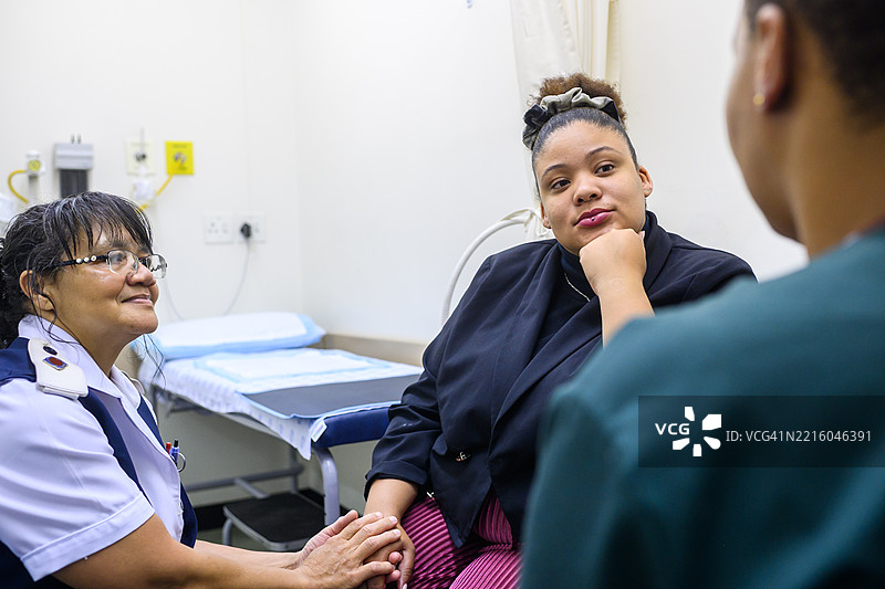 医疗专业人员在就诊期间与患者进行咨询图片素材
