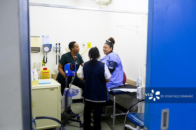 医院内医生、护士与患者进行医疗咨询讨论图片素材