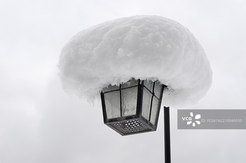 被雪覆盖的灯。德国巴伐利亚，欧洲。图片素材