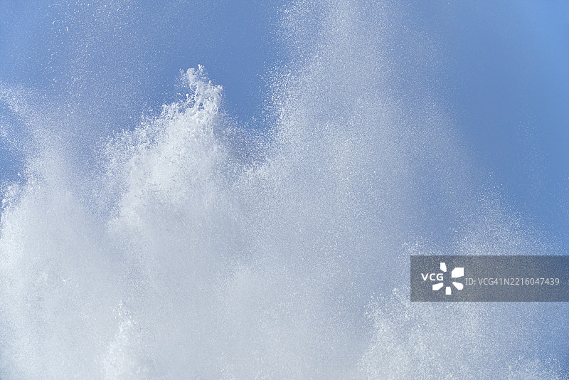 大浪撞击岩石后喷出的水花。夏威夷，瓦胡岛，美国，太平洋群岛，太平洋。图片素材