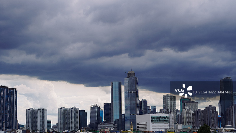 阴郁的城市风景在阴云密布的天空下图片素材