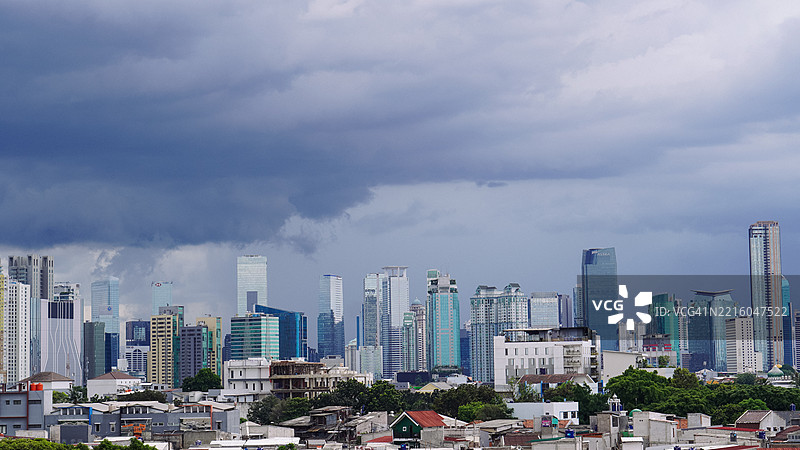 阴郁的城市风景在阴云密布的天空下图片素材