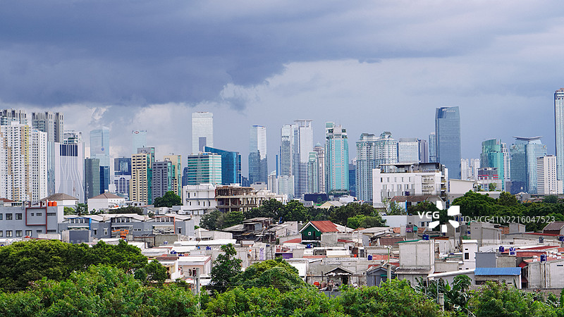 阴郁的城市风景在阴云密布的天空下图片素材