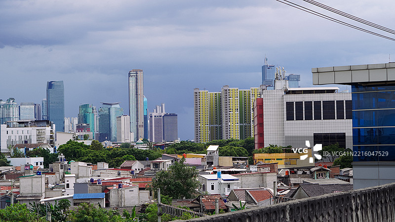 阴郁的城市风景在阴云密布的天空下图片素材