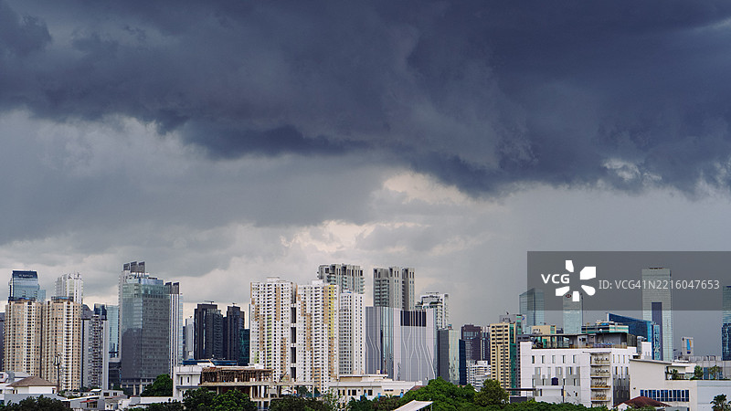 阴沉天气下的忧郁城市景观图片素材