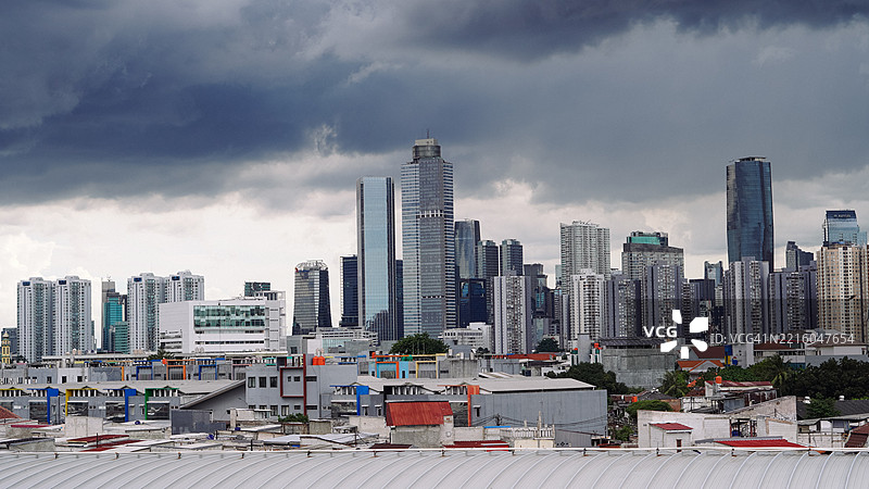 阴沉天空下的压抑的城市景观图片素材
