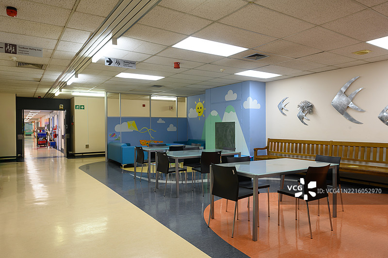 色彩鲜艳的医院儿科候诊区，配有座位和丰富多彩的墙面艺术图片素材