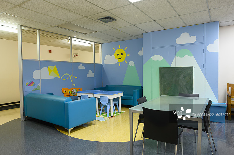 色彩缤纷的儿童游戏室，配有有趣的壁画和生动的家具图片素材