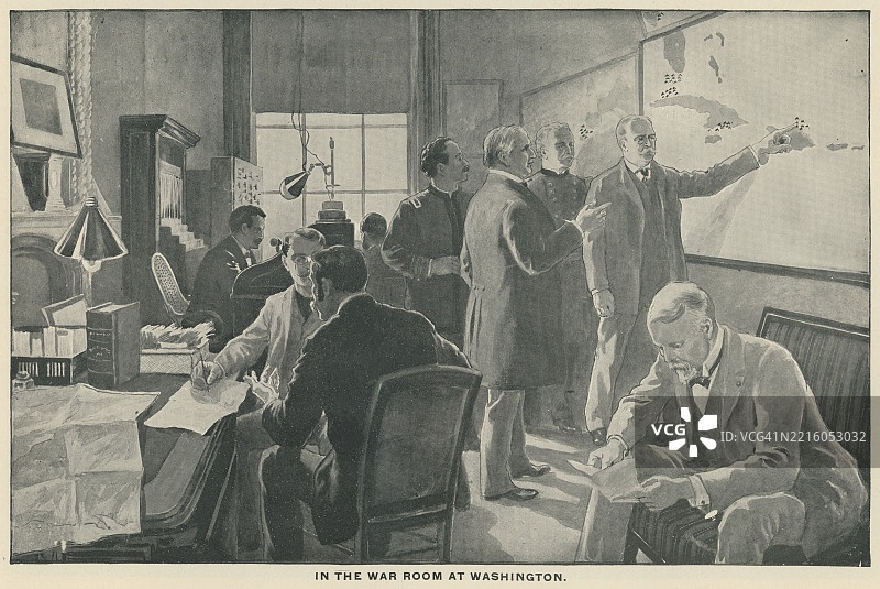 老版雕刻插图，展示了威廉·麦金利（美国第25任总统）在美西战争期间查看地图的情景。图片素材