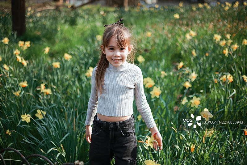 可爱的小女孩在大自然中玩得很开心图片素材