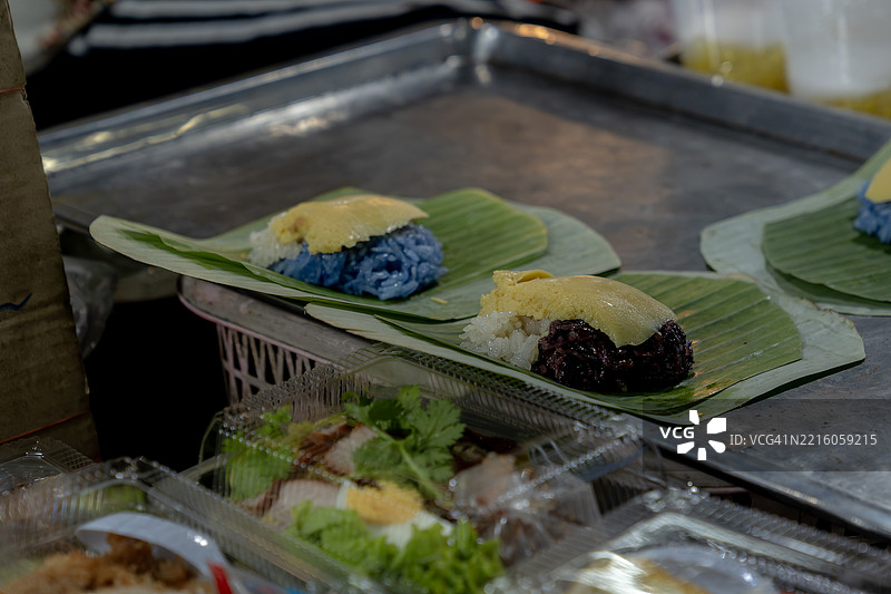 色彩丰富的泰国街头美食特写，展示了吸引游客前往泰国的丰富烹饪文化图片素材