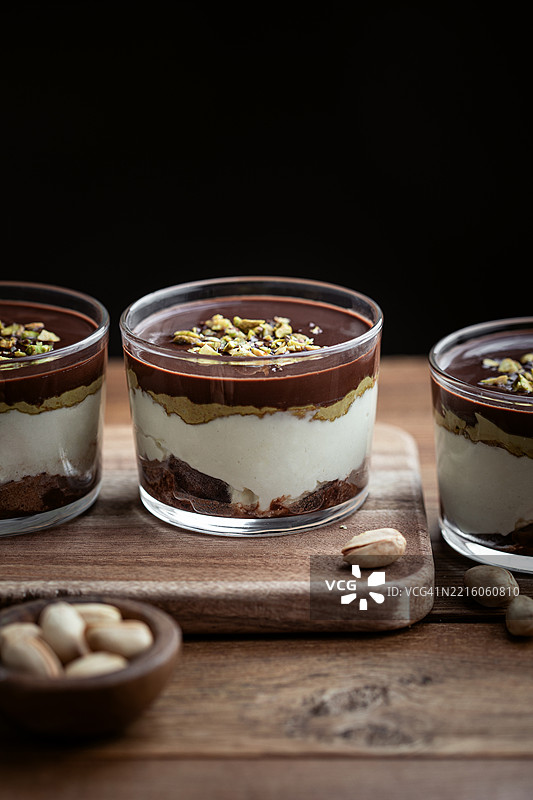 自制开心果巧克力提拉米苏，配以奶油和手指饼干图片素材
