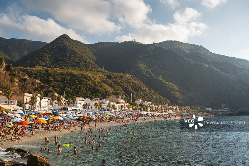 意大利卡拉布里亚的斯基拉，拥挤的海滨风景和山脉背景图片素材