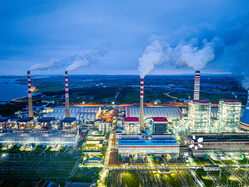 火力发电厂夜景，冷却塔图片素材