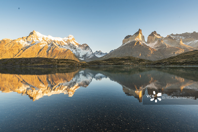 巴塔哥尼亚，智利，托雷斯德尔潘恩国家公园，湖中映照着潘恩大角和潘恩山。图片素材