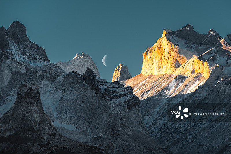 夕阳下，智利巴塔哥尼亚托雷斯德尔潘恩峰间的明月图片素材